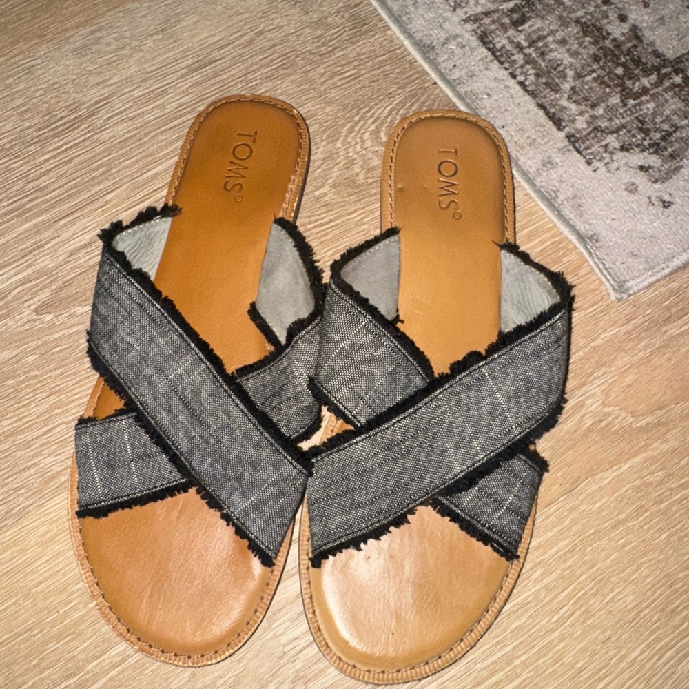 TOMS Women's Black and Brown Crisscross Sandals